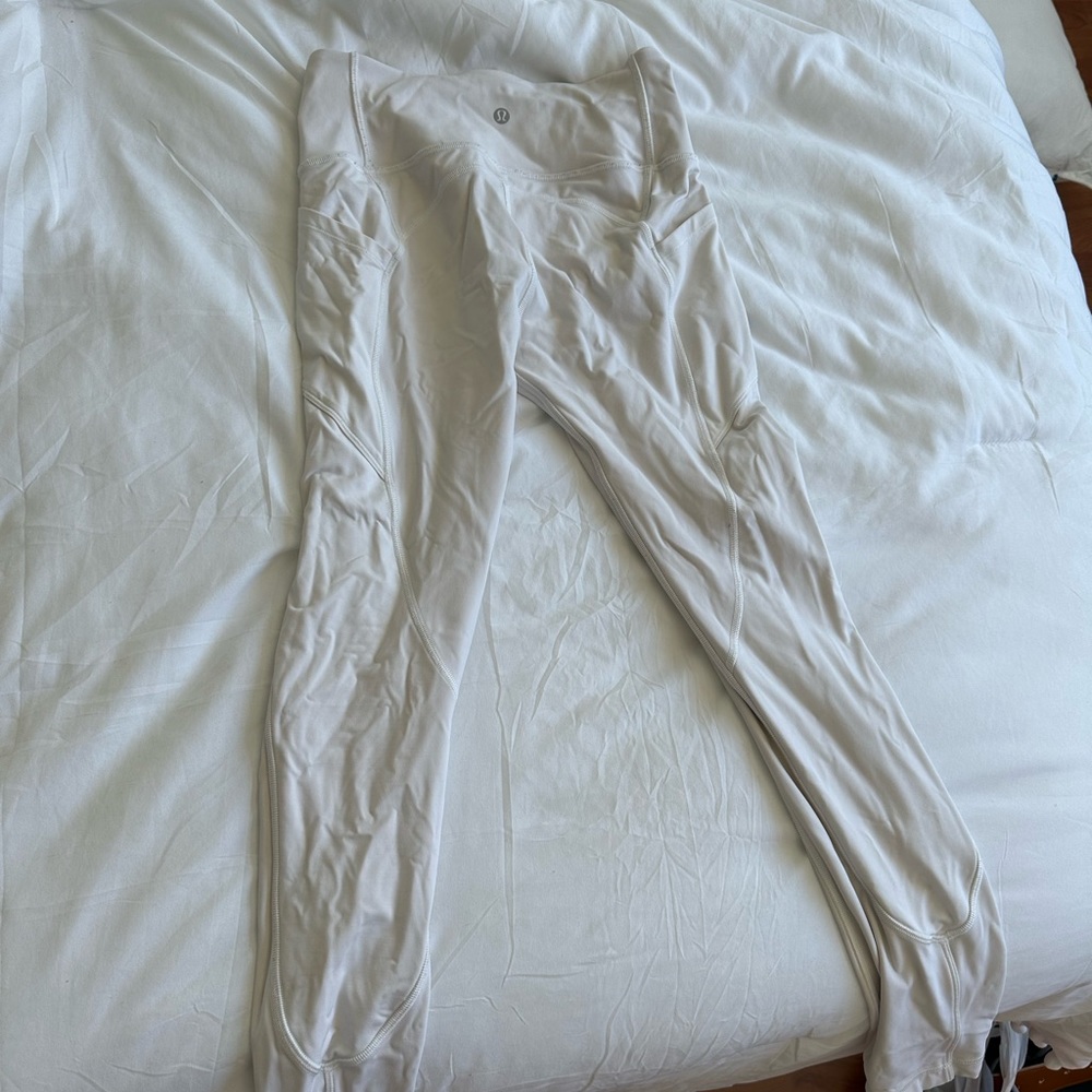 WHITE LULULEMON LEGGINGS
